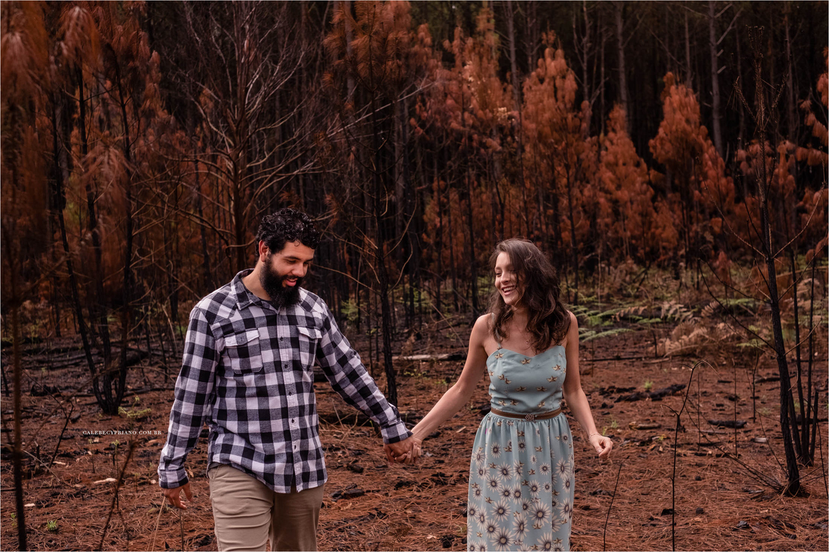 casal andando nos pinheiros queimados com Calebe Cypriano