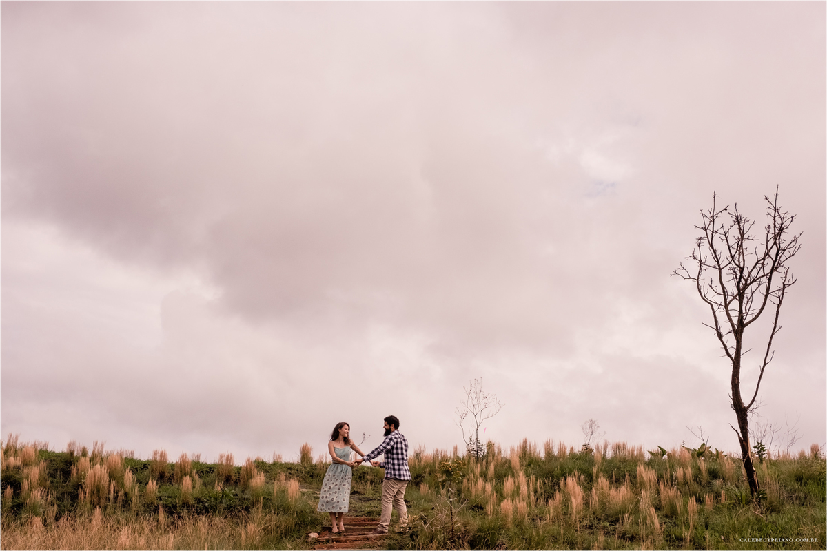 noivos brincando no paraíso na terra