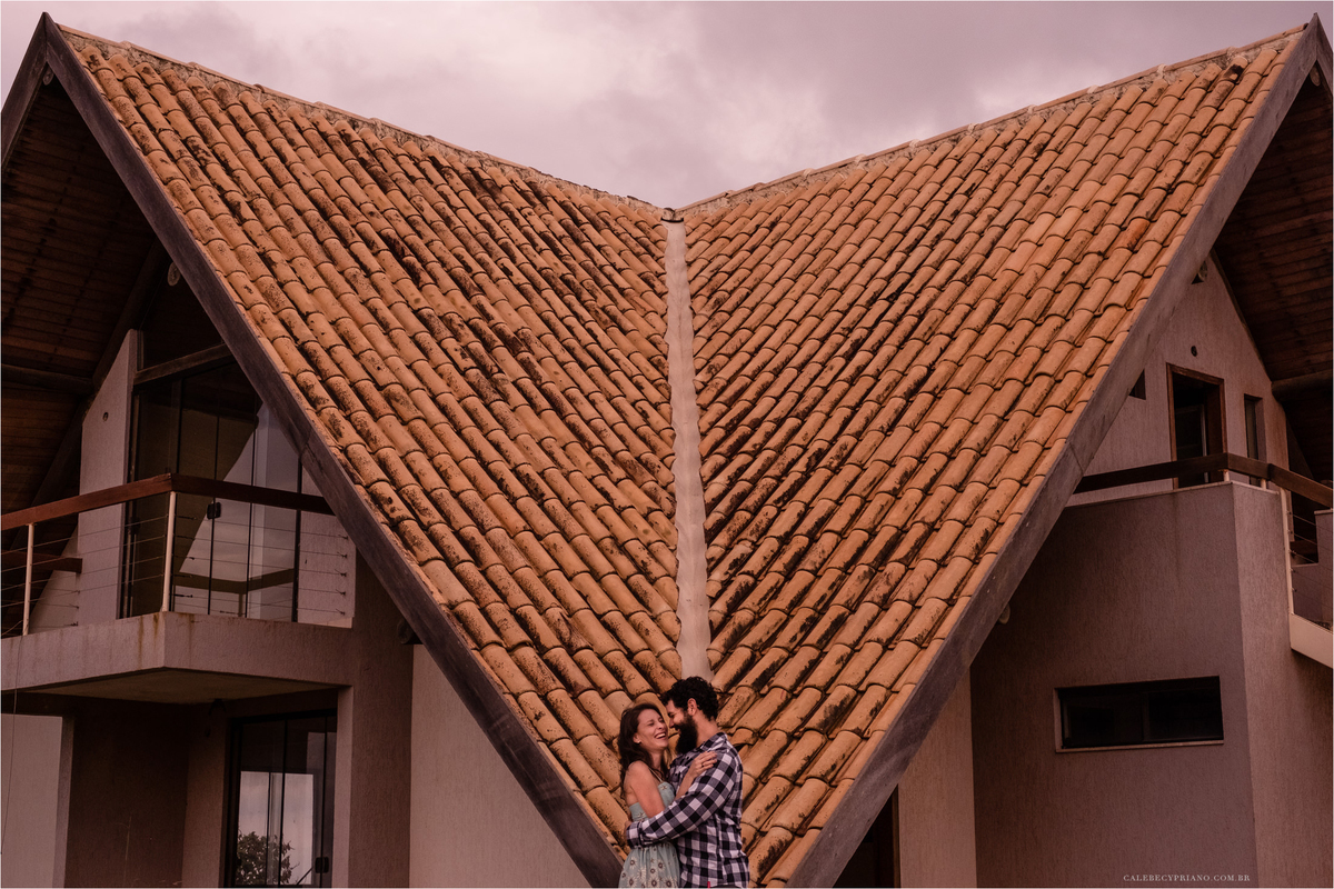 noivos na casa no paraíso na terra