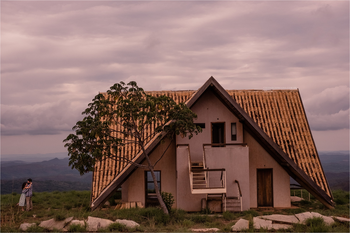 noivos se abraçando na casa no paraíso na terra