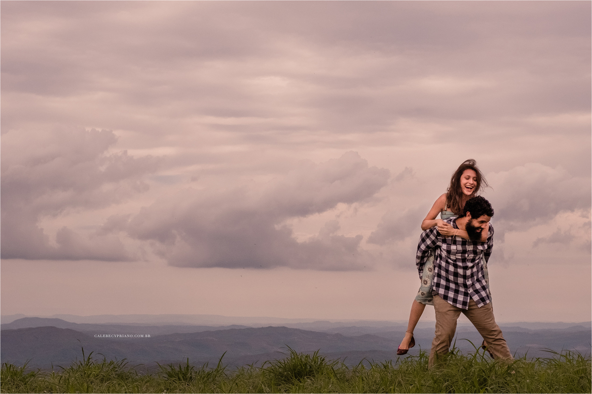 noiva pulando no ensaio do casal no paraíso na terra