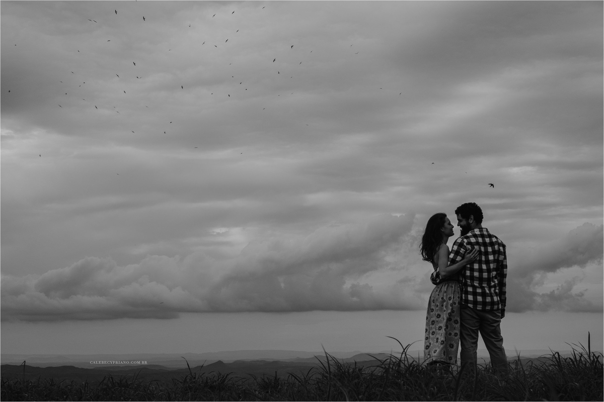noivos se abraçando no paraíso na terra com Calebe Cypriano 