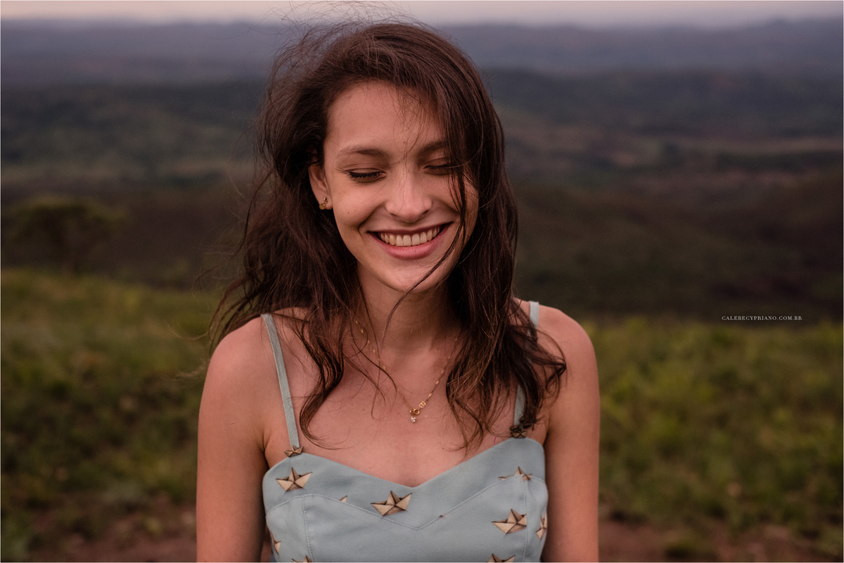 noiva sorrindo no paraíso na terra