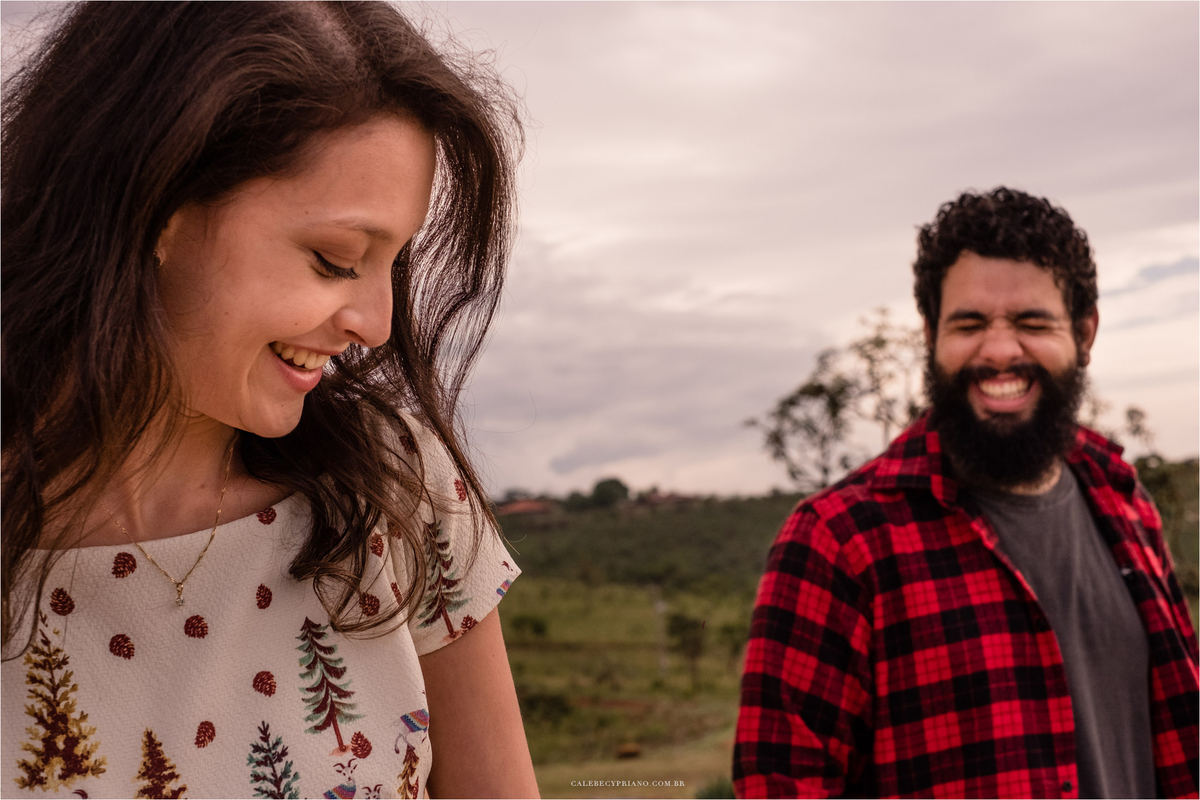 noivos sorrindo no paraíso na terra