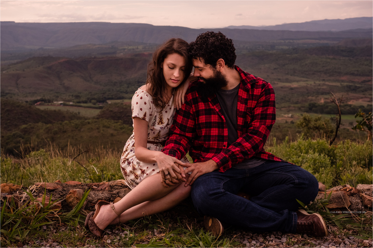 noivos juntos no paraíso na terra