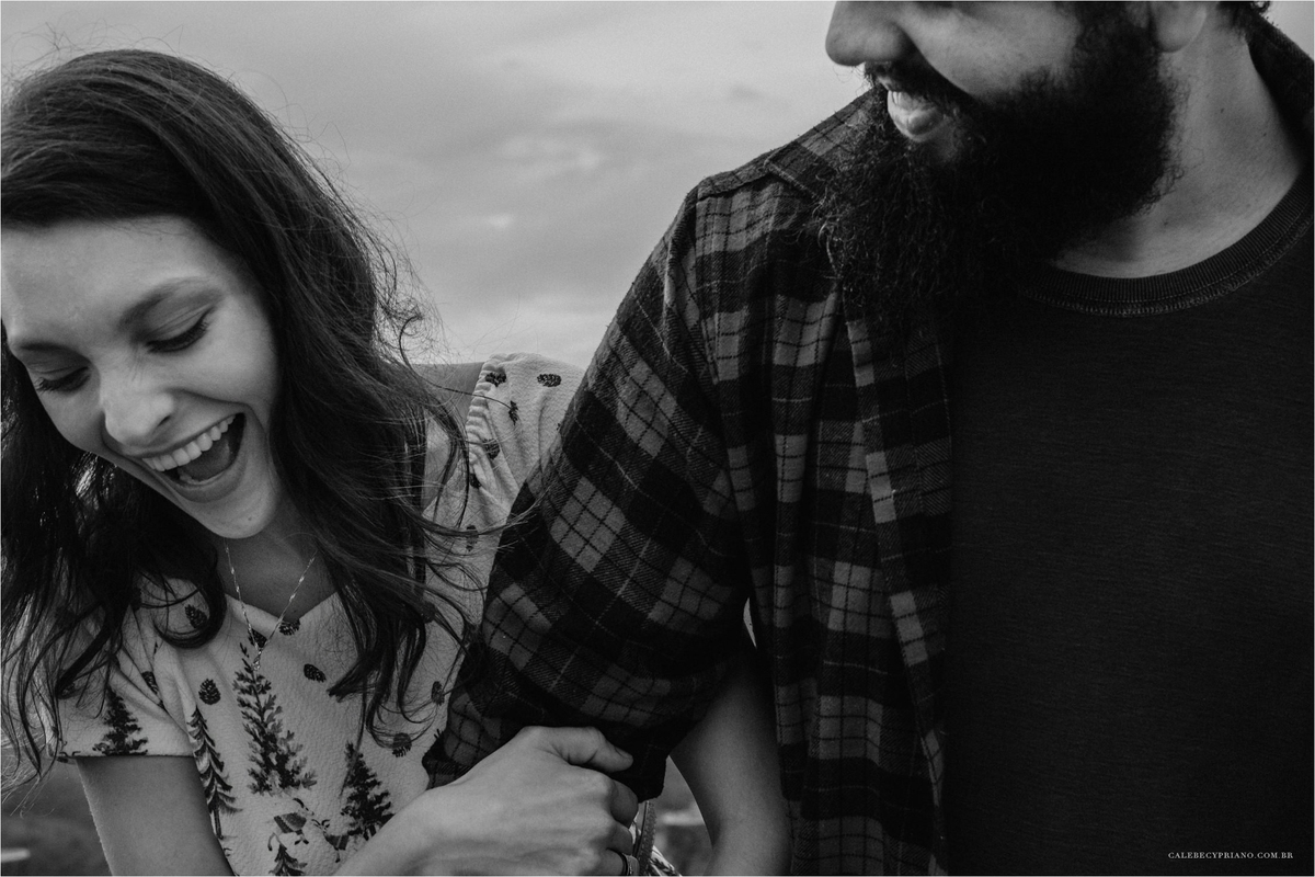 noivos se divertindo no paraíso na terra com Calebe Cypriano