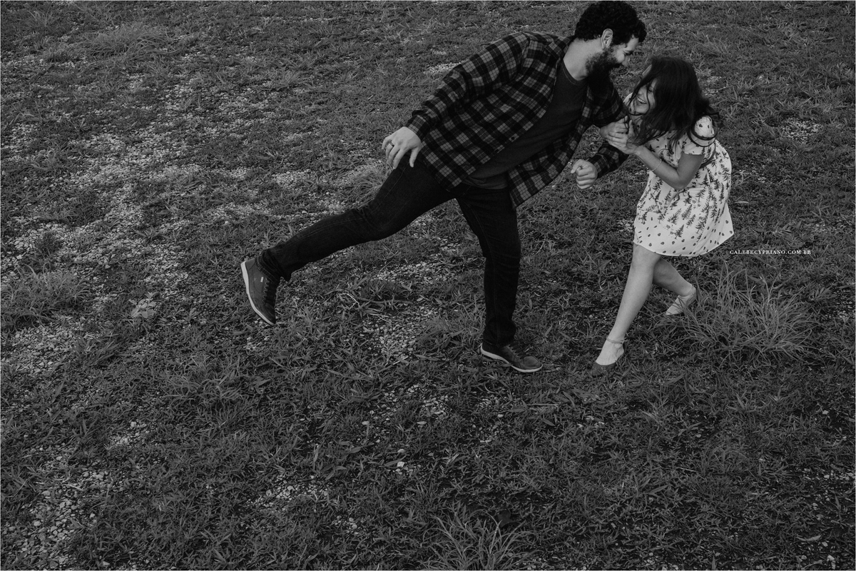 noiva puxando noivo no paraíso na terra com Calebe Cypriano 