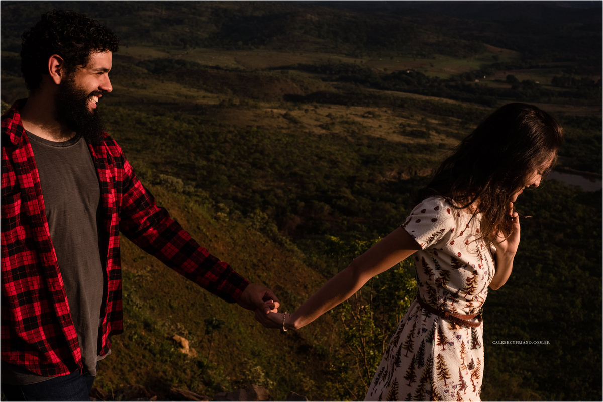 noiva puxando noivo no paraíso na terra