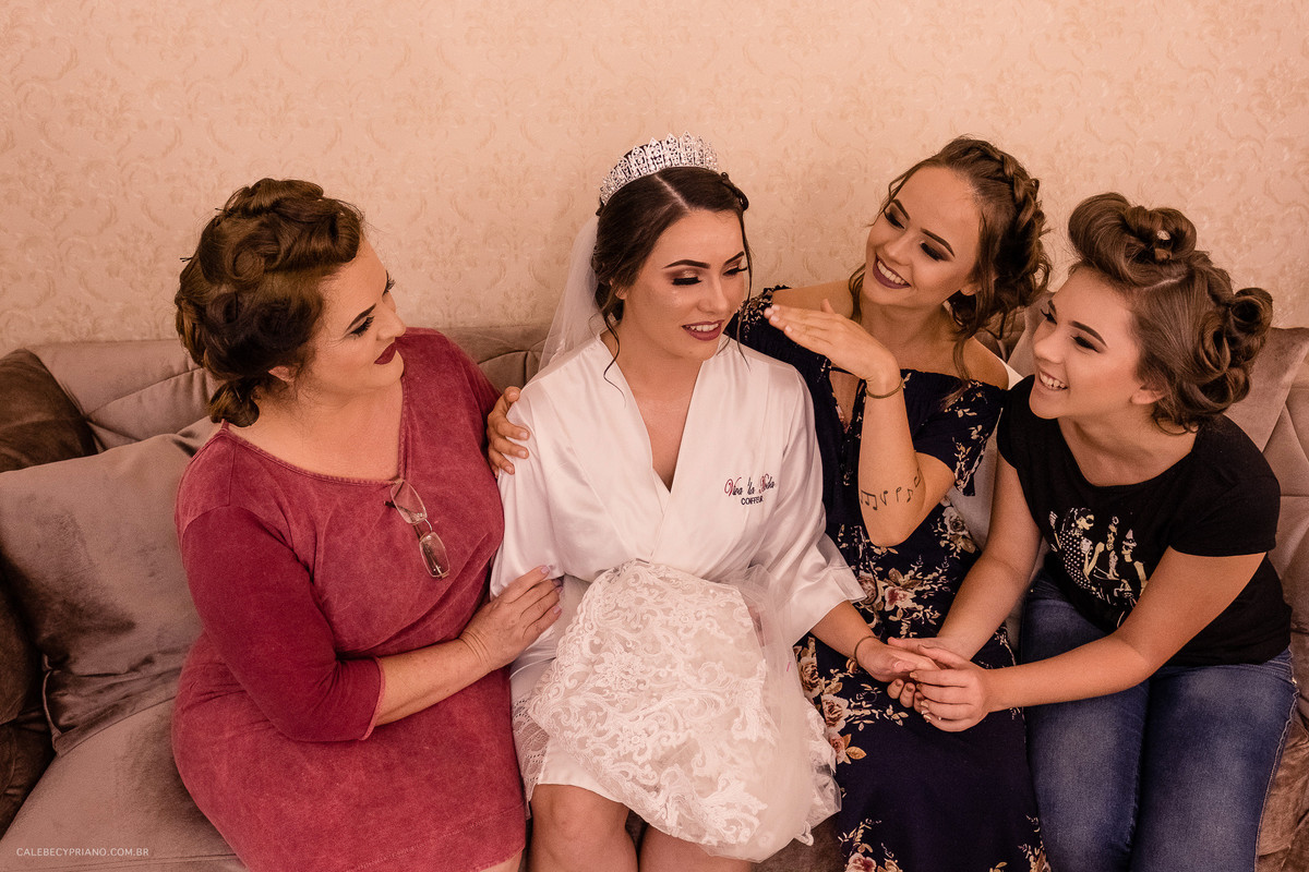 noiva com a Mae e irmas  makingoff arrumando salão luziania fotografo Calebe Cypriano 