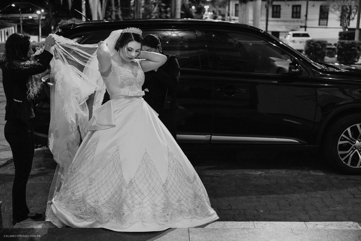 noiva chegando igreja matriz Santa Luzia fotografo Calebe cypriano