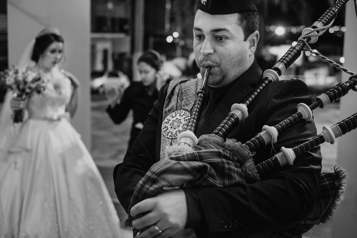 noiva chegando igreja matriz Santa Luzia fotografo Calebe cypriano
