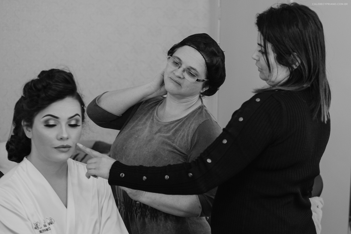 noiva com a Mae arrumando salão luziania fotografo Calebe Cypriano 