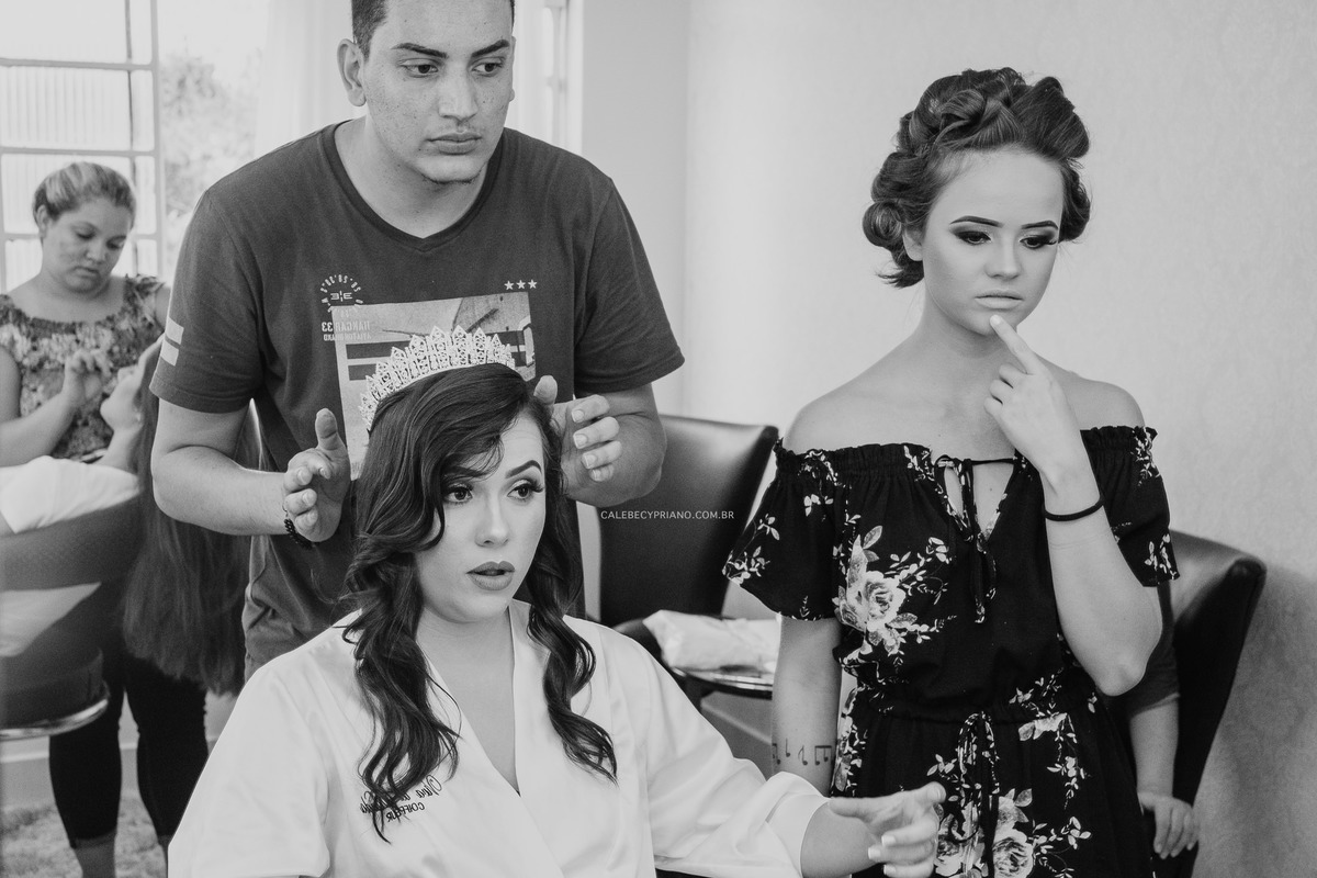 noiva com a Irma makingoff arrumando salão luziania fotografo Calebe Cypriano 