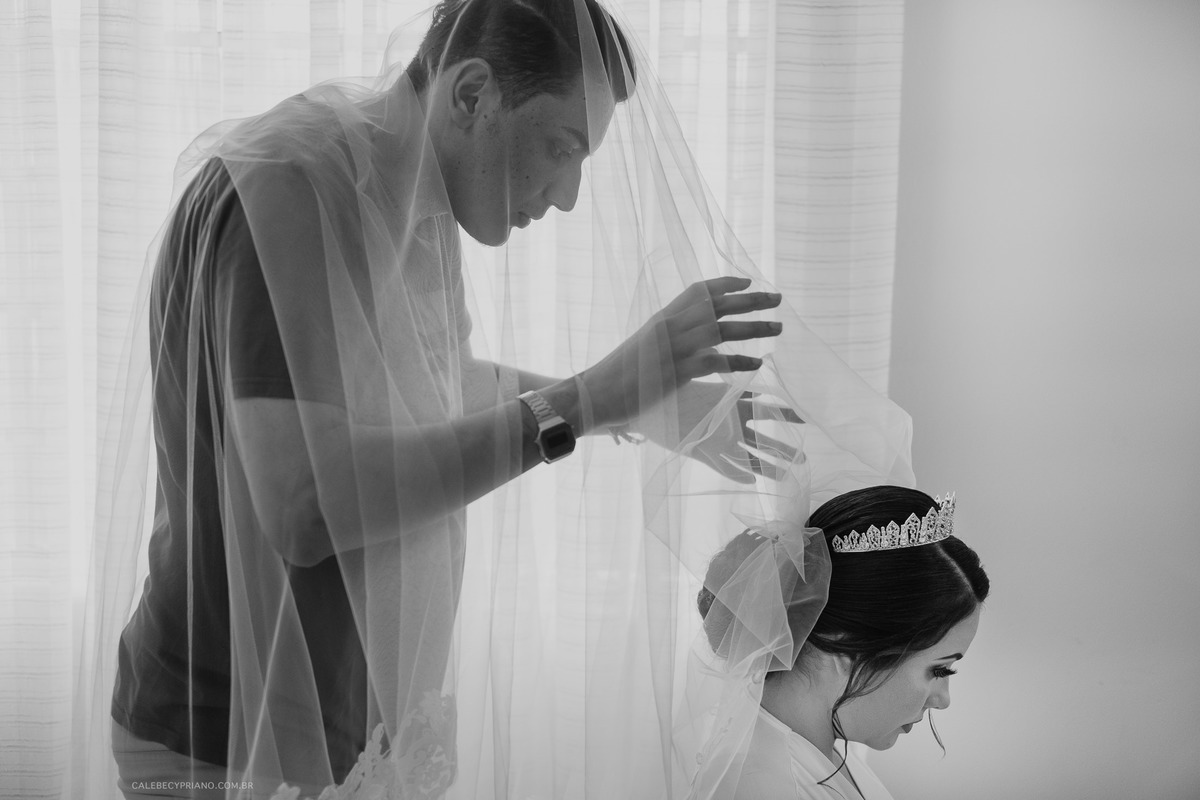 noiva com o cabeleireiro makingoff arrumando salão fotografo luziania Calebe Cypriano 