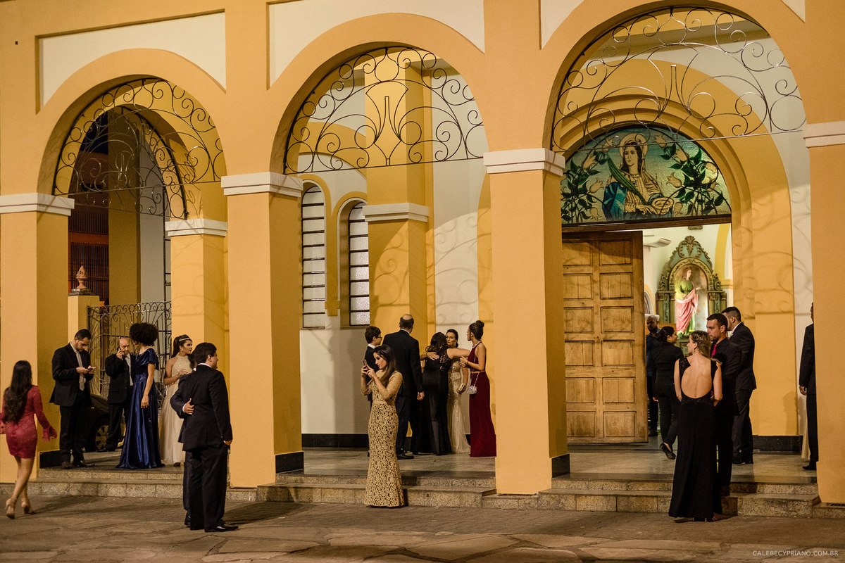 convidados chegando igreja matriz Santa Luzia fotografo Calebe cypriano
