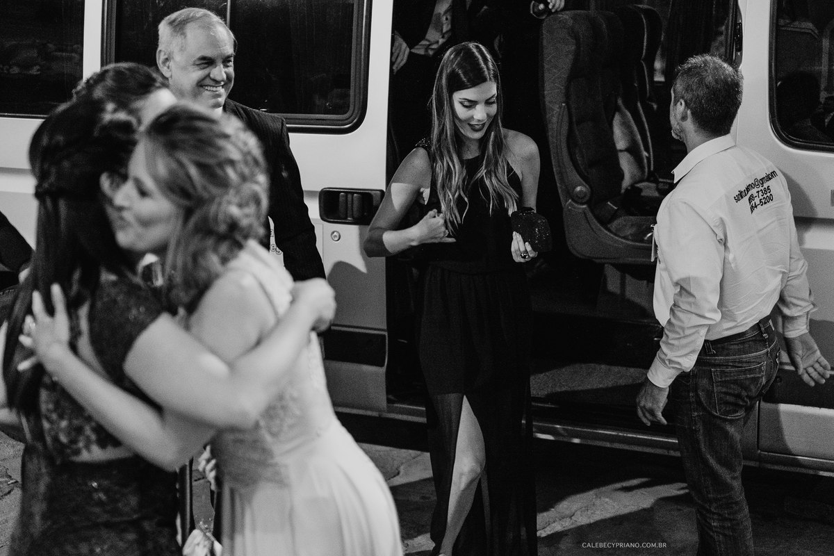 convidados chegando igreja matriz Santa Luzia fotografo Calebe cypriano