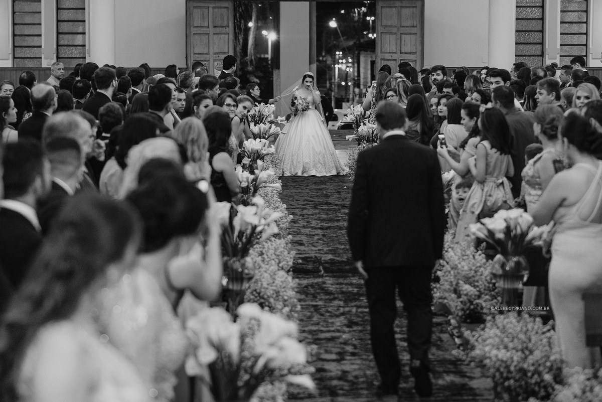 noiva esperando o pai igreja matriz Santa Luzia fotografo Calebe cypriano