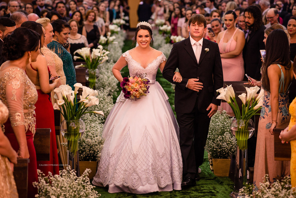 noiva entrando com o pai  igreja matriz Santa Luzia fotografo Calebe cypriano