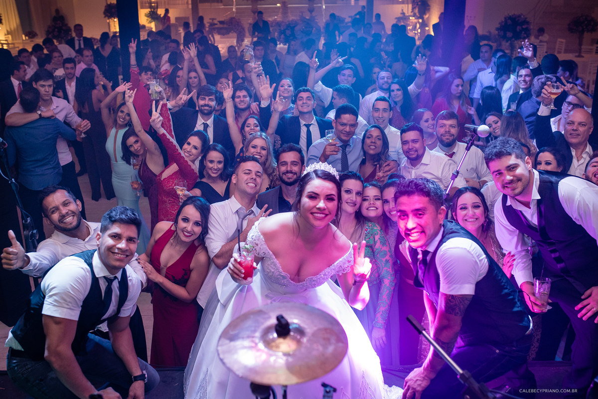 madrinha e madrinhas no fim festa palacio de versailles fotografo Calebe Cypriano