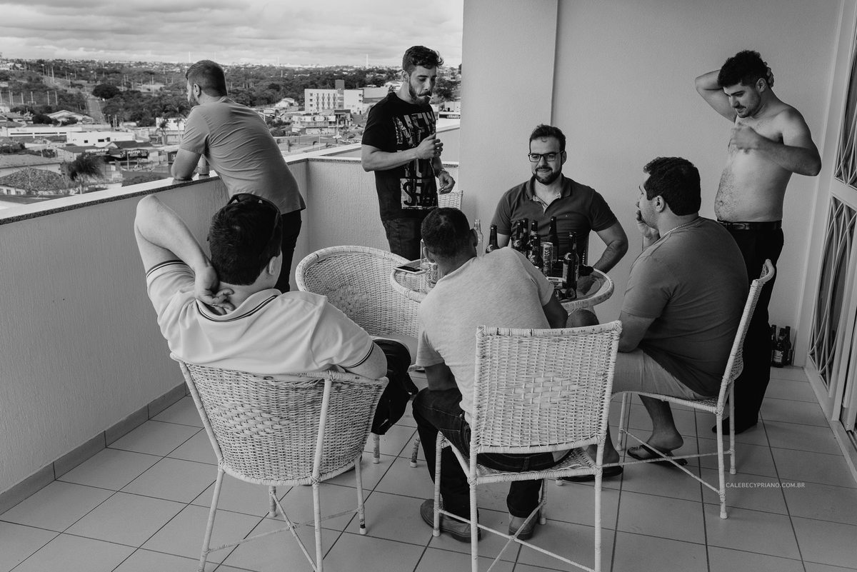 noivo com amigos makingoff apartamento fotografo Calebe cypriano