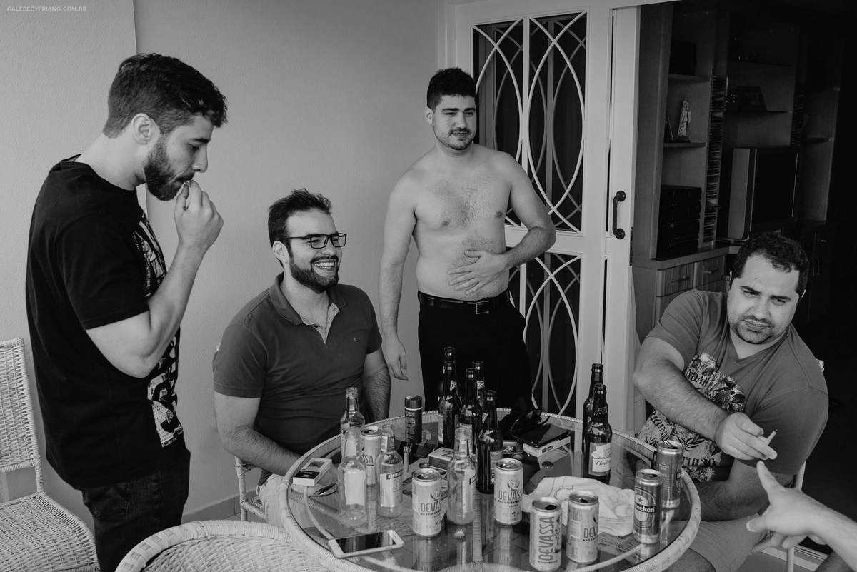 noivo com amigos bebendo makingoff apartamento fotografo Calebe cypriano