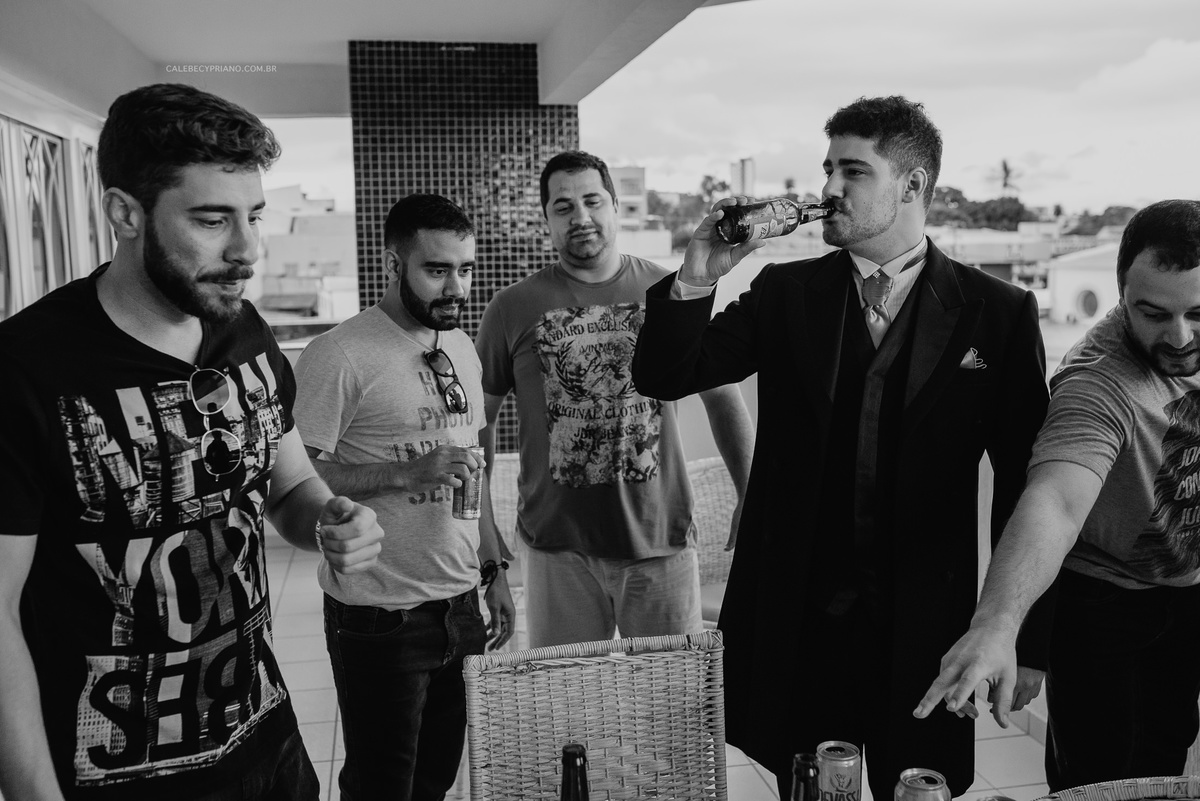 noivo com amigos bebendo makingoff apartamento fotografo Calebe cypriano