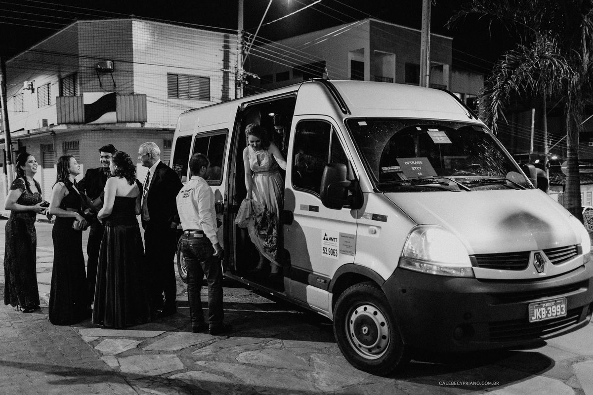 convidados chegando igreja matriz Santa Luzia fotografo Calebe cypriano