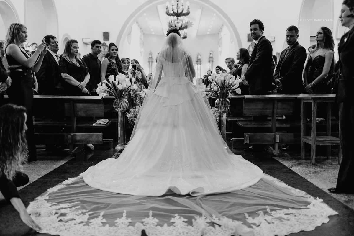 noiva entrando igreja matriz Santa Luzia fotografo Calebe cypriano