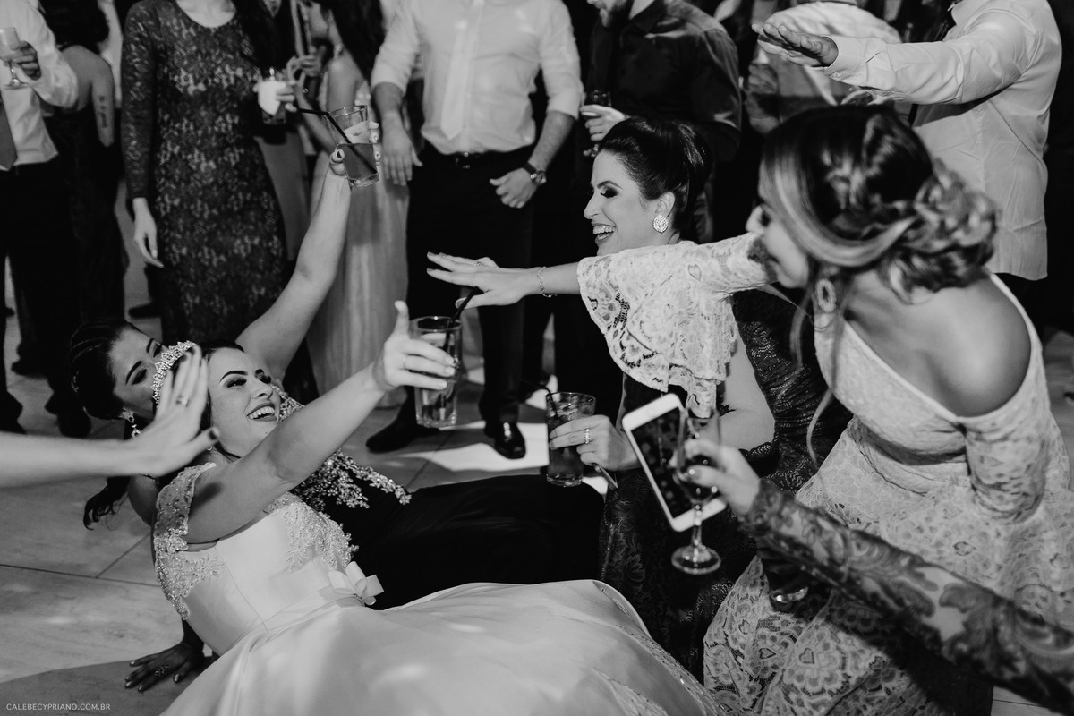 noiva caindo no palacio de versailles fotografo Calebe Cypriano