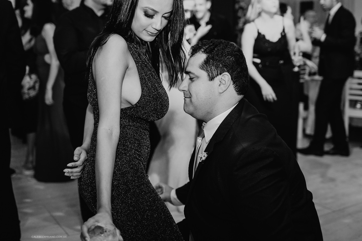 convidado olhando peito convidada no palacio de versailles fotografo Calebe Cypriano