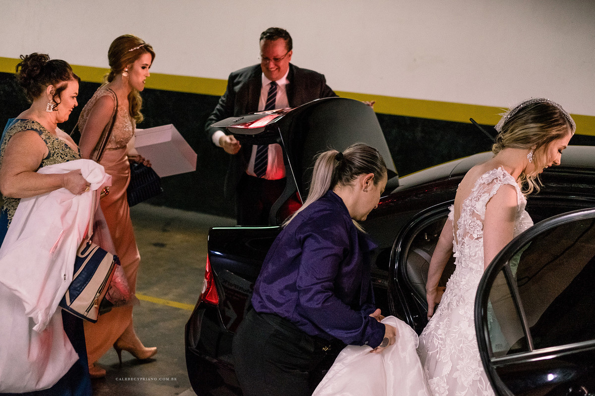 noiva entrando no carro no prédio studio del vecchio makeup