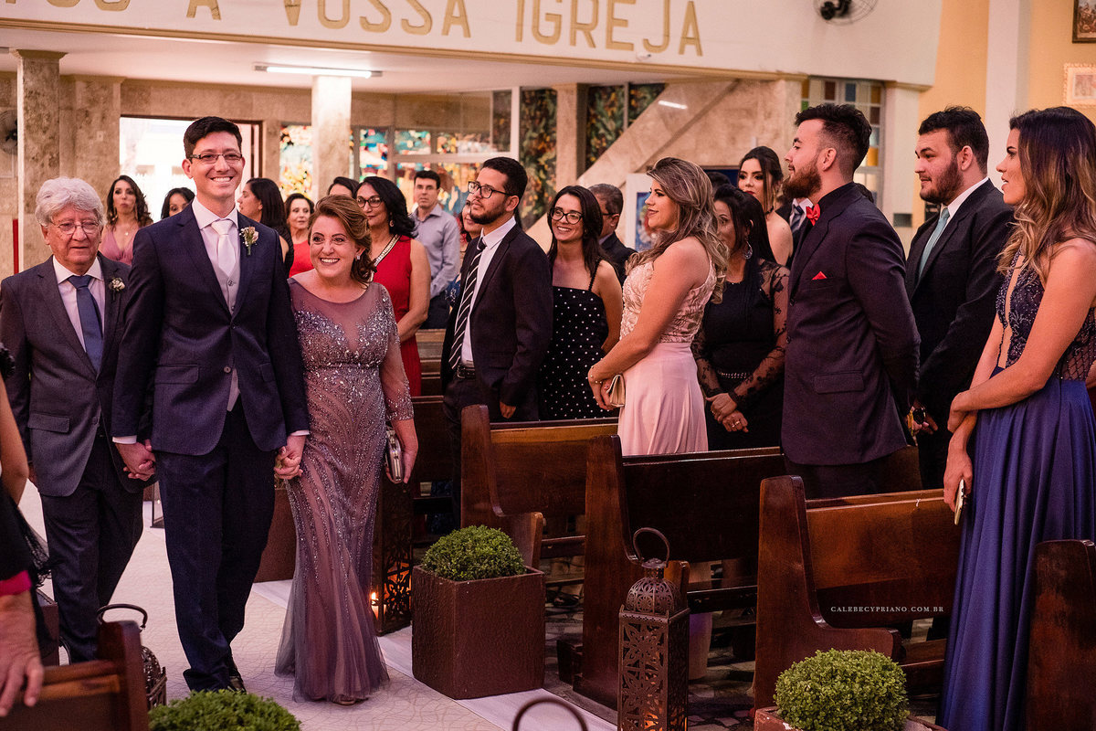 noivo e pais na paroquia divino espirito santo em Brasilia