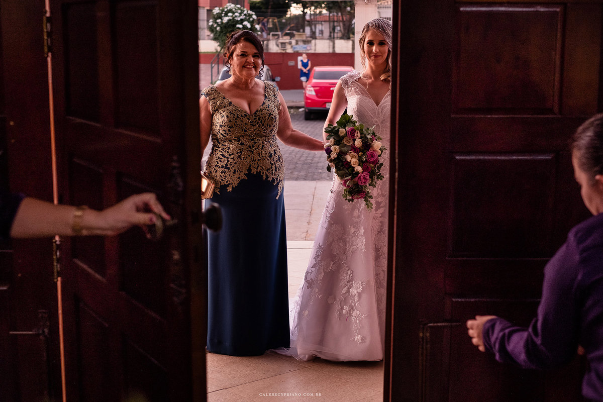 noiva entrando na paroquia divino espirito santo em Brasilia