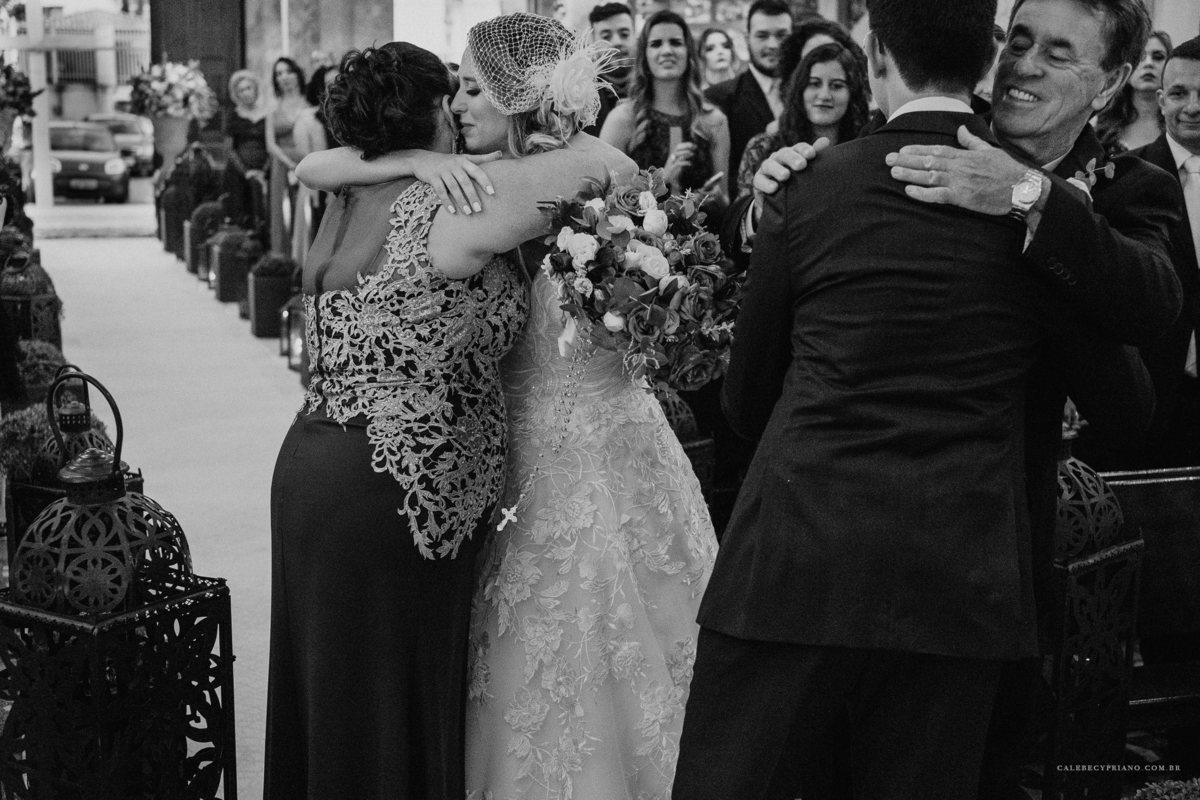 pais abraçando noivo e noiva na paroquia divino espirito santo em Brasilia