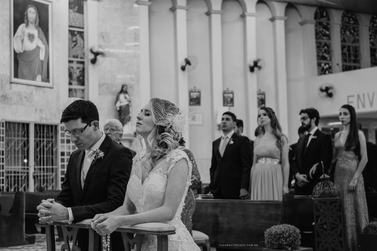 noivos rezando na paroquia divino espirito santo em Brasilia