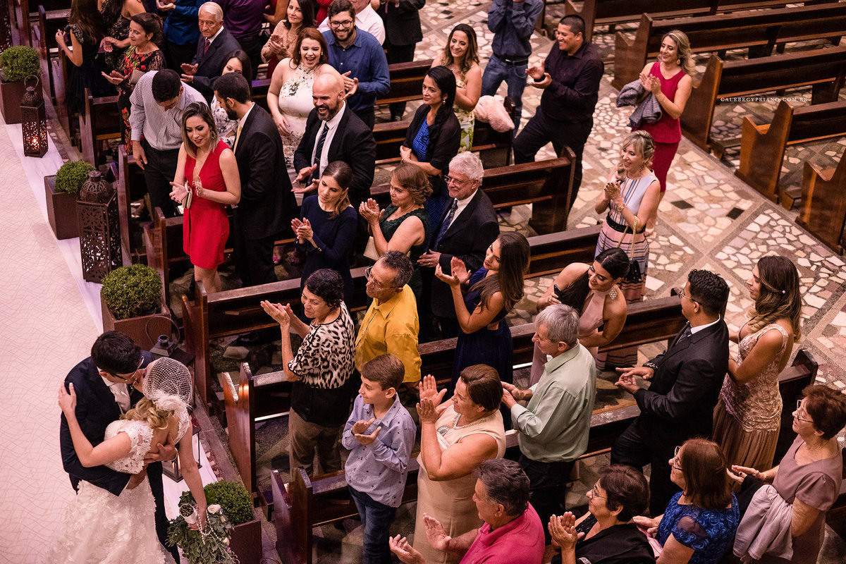 beijo na saída da igreja na paroquia divino espirito santo em Brasilia