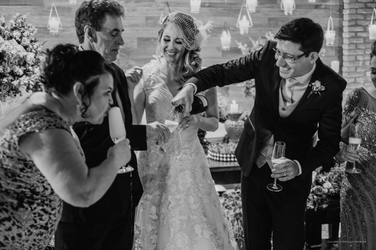 noivos comemorando com o pais no  la fiesta em brasilia