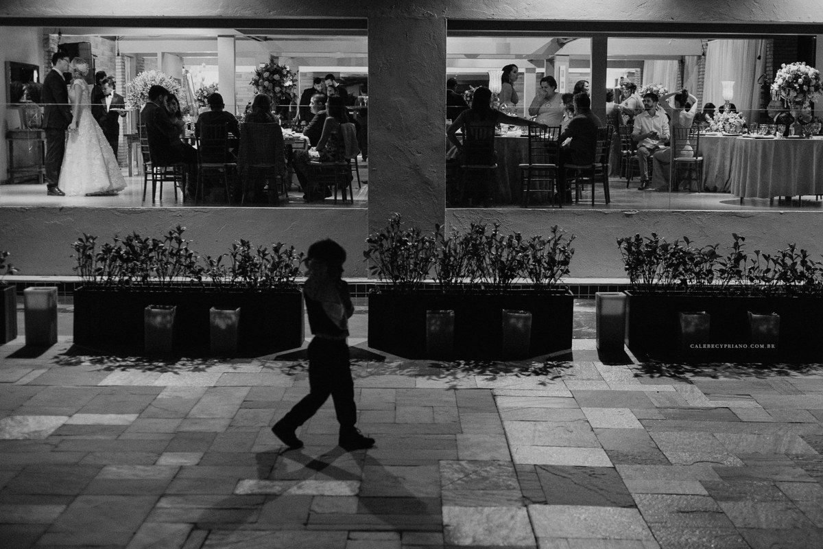 noivos se beijando no la fiesta em brasilia
