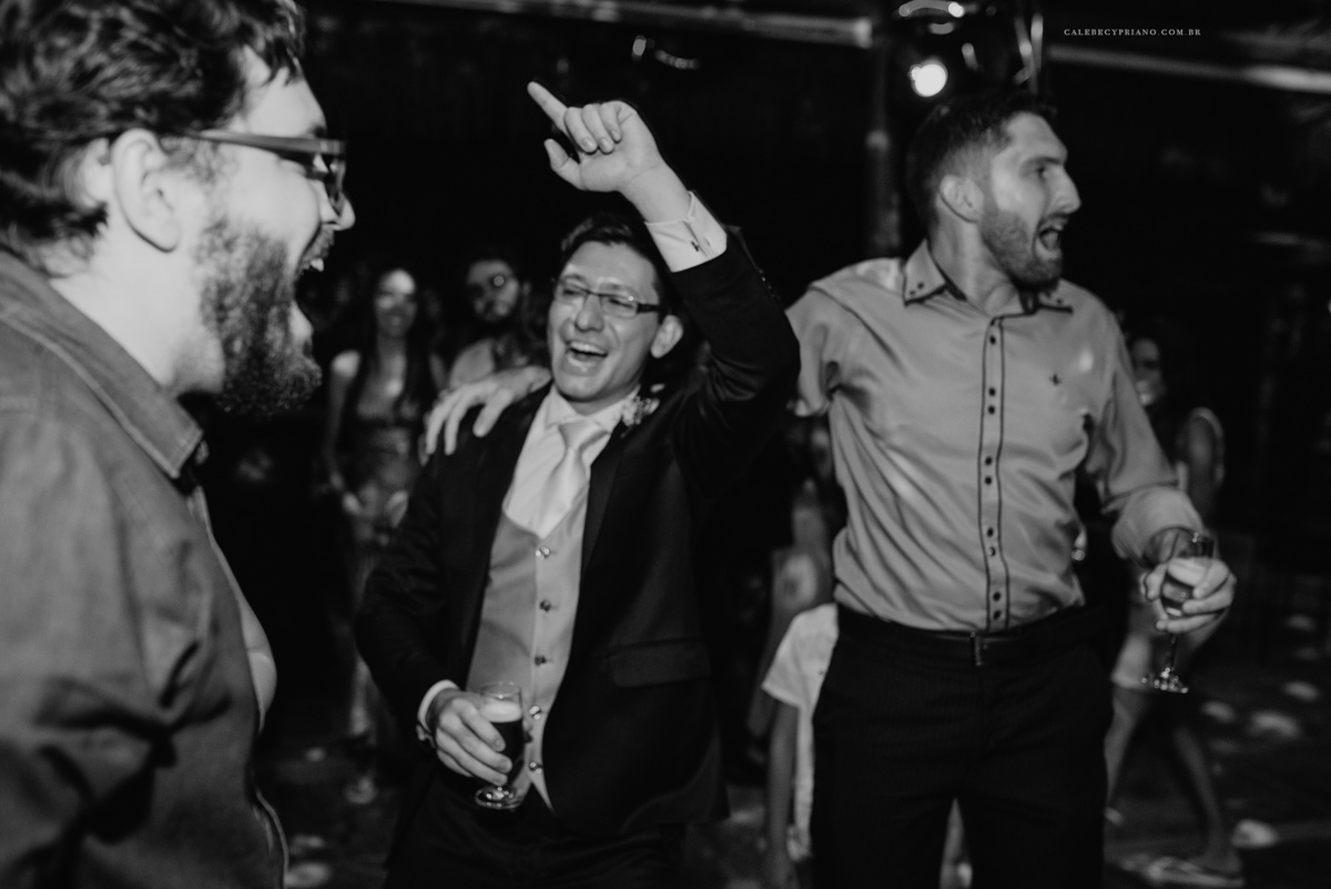 noivo dançando com amigos no la fiesta em brasilia