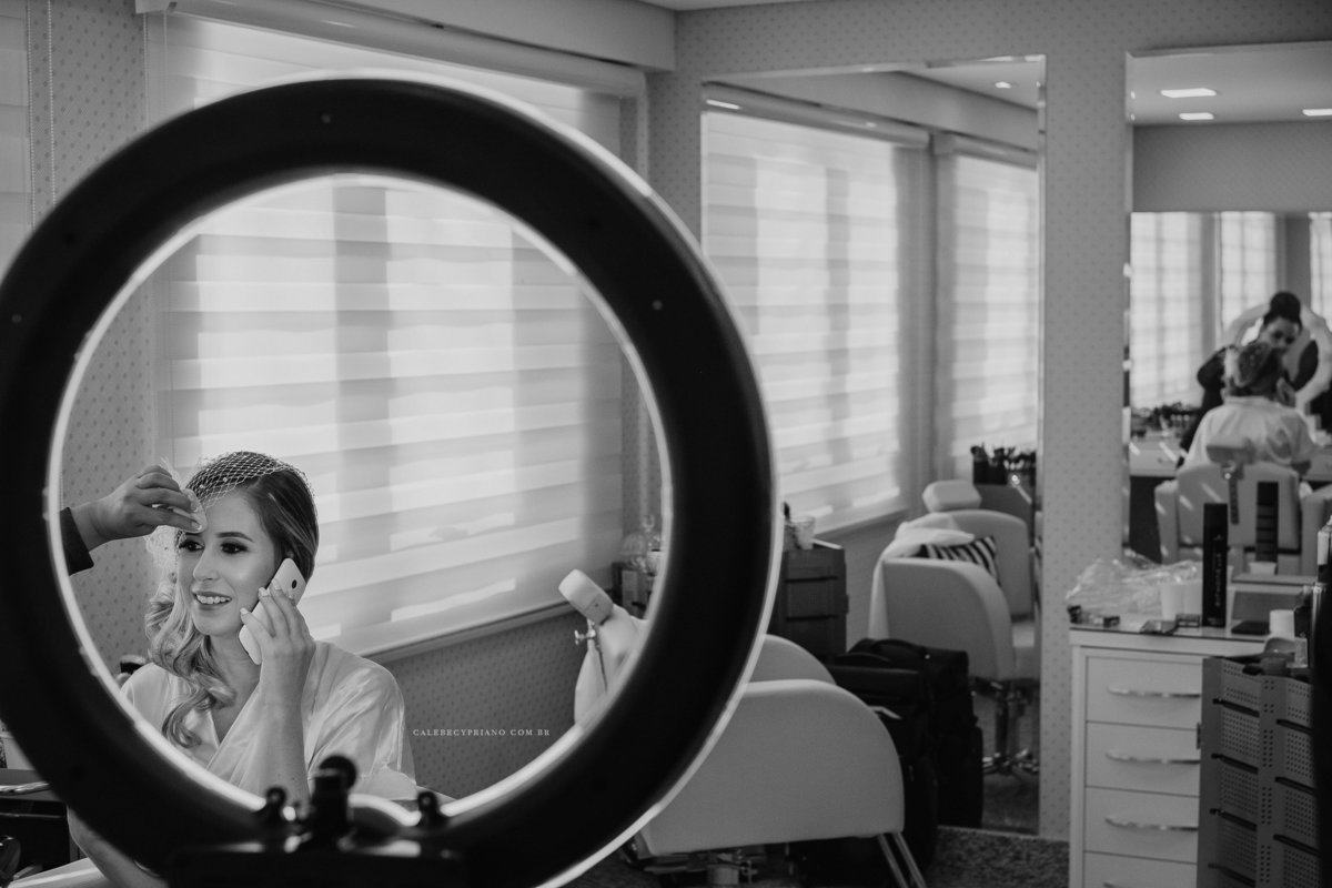 noiva terminando maquiagem no studio del vecchio makeup
