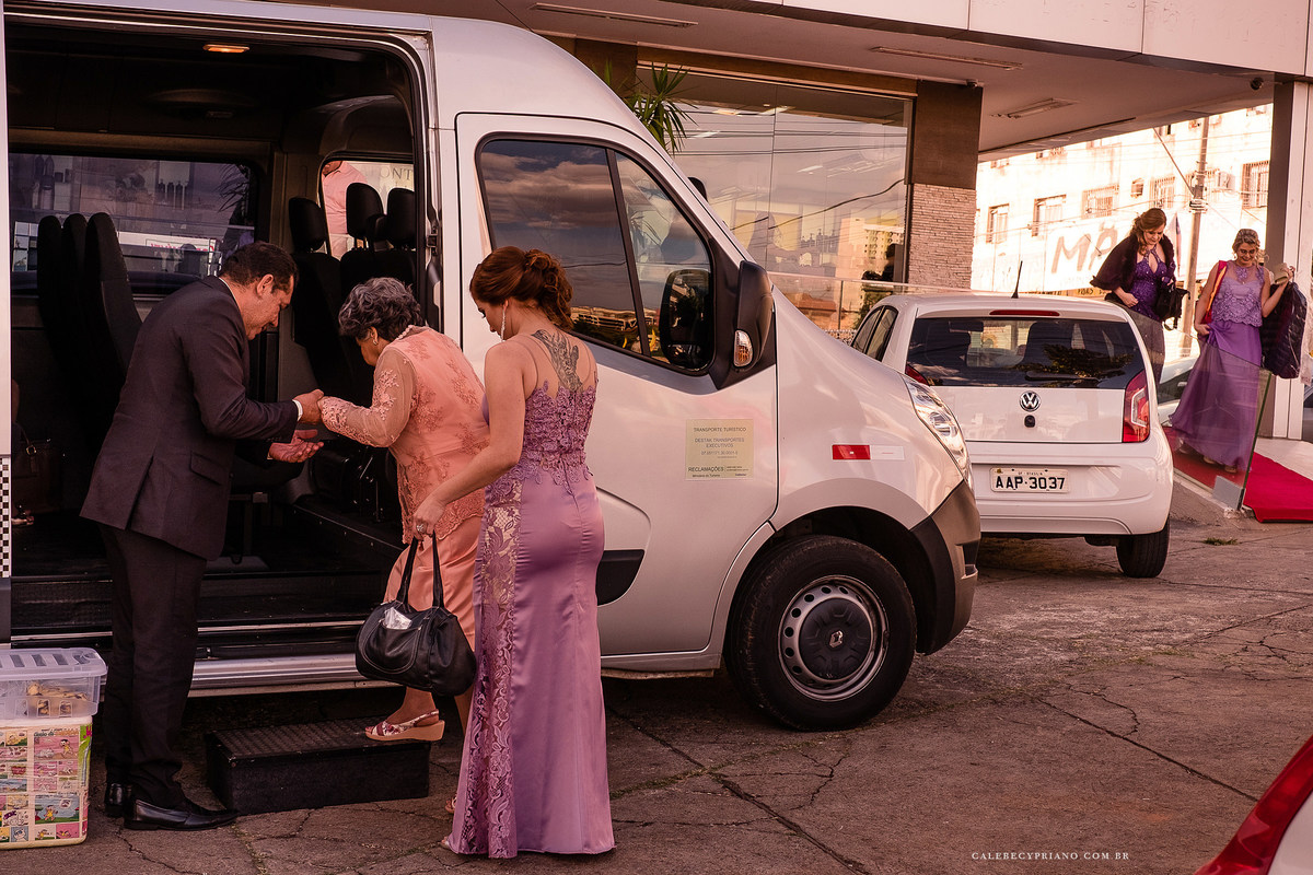 Madrinhas entrando van salao Renata fonte 