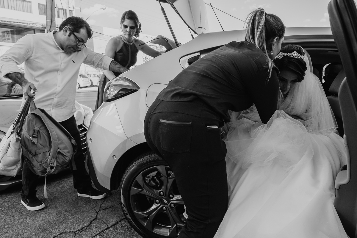 Noiva entrando carro Renata lafonte 