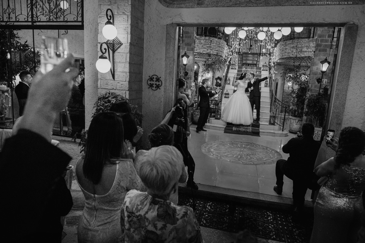 Noivos comemorando família Spazio Villa Regia 