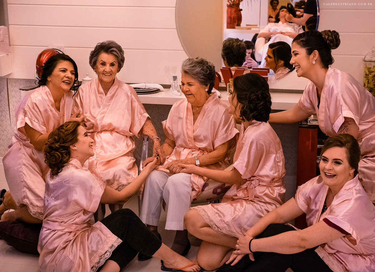 Madrinhas olhando vó salão Renata lafonte 