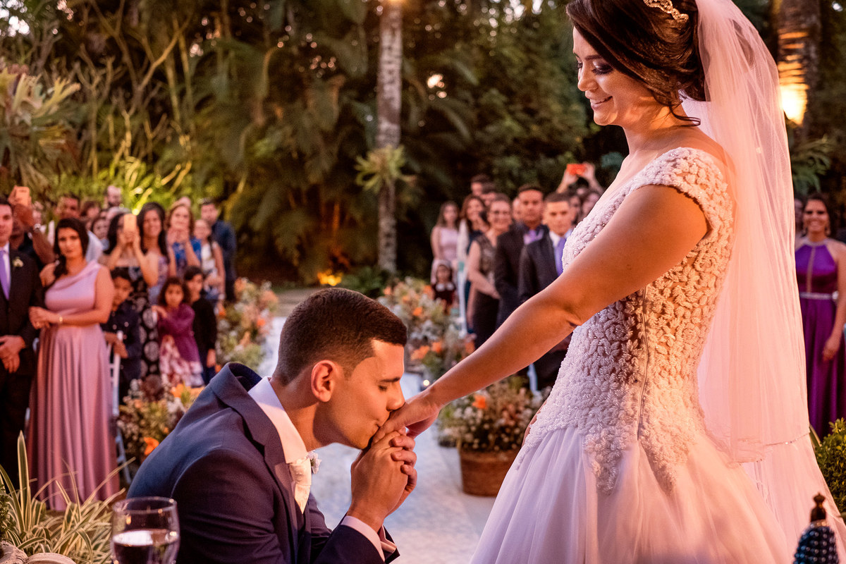 Noivo beijando mão espaço Spazio Villa Regia 