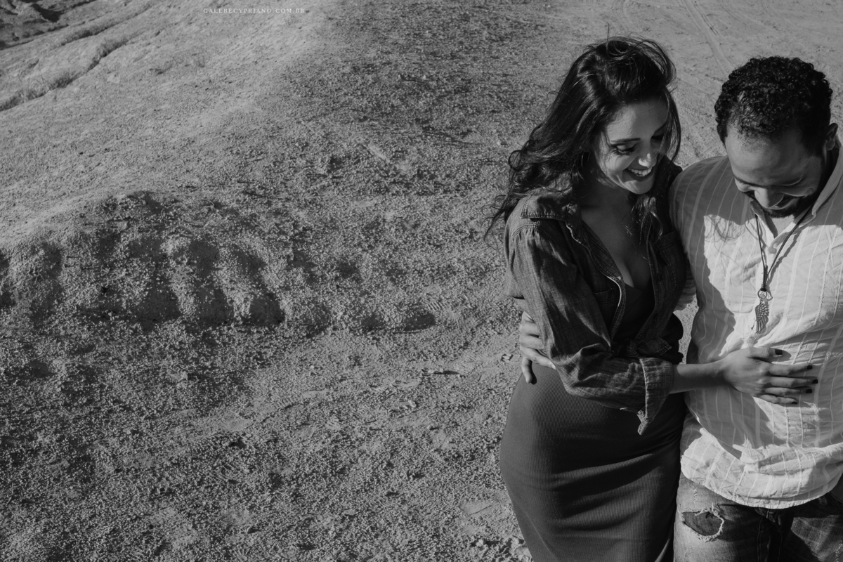 casal ensaio andando deserto brasilia