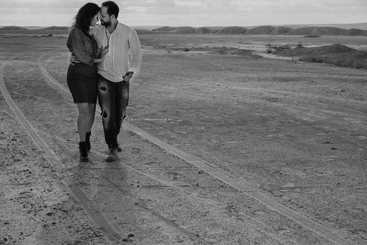casal ensaio caminhando deserto brasilia