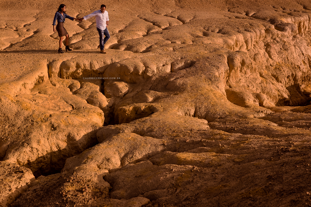 casal ensaio andando deserto brasilia