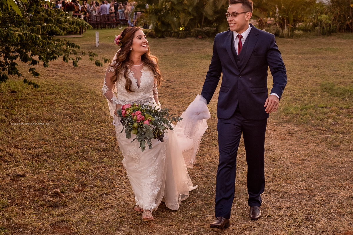 noivos andando espaço catetinho hall