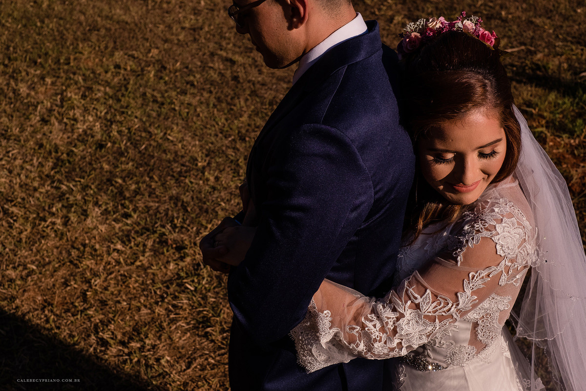 noiva abraçando noivo catetinho hall